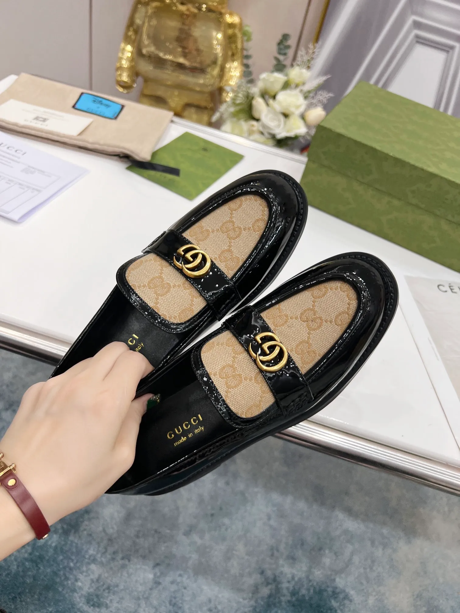 👟👟Ex-factory price 440👟👟 2022 new G family classic design loafers, made of V-shaped quilted effect leather, double G monogram evolved from Gucci, calf leather, mixed sheepskin lining, heel height 1.5 cm, original molded wear-resistant Tpu outsole. Code number 35-42,